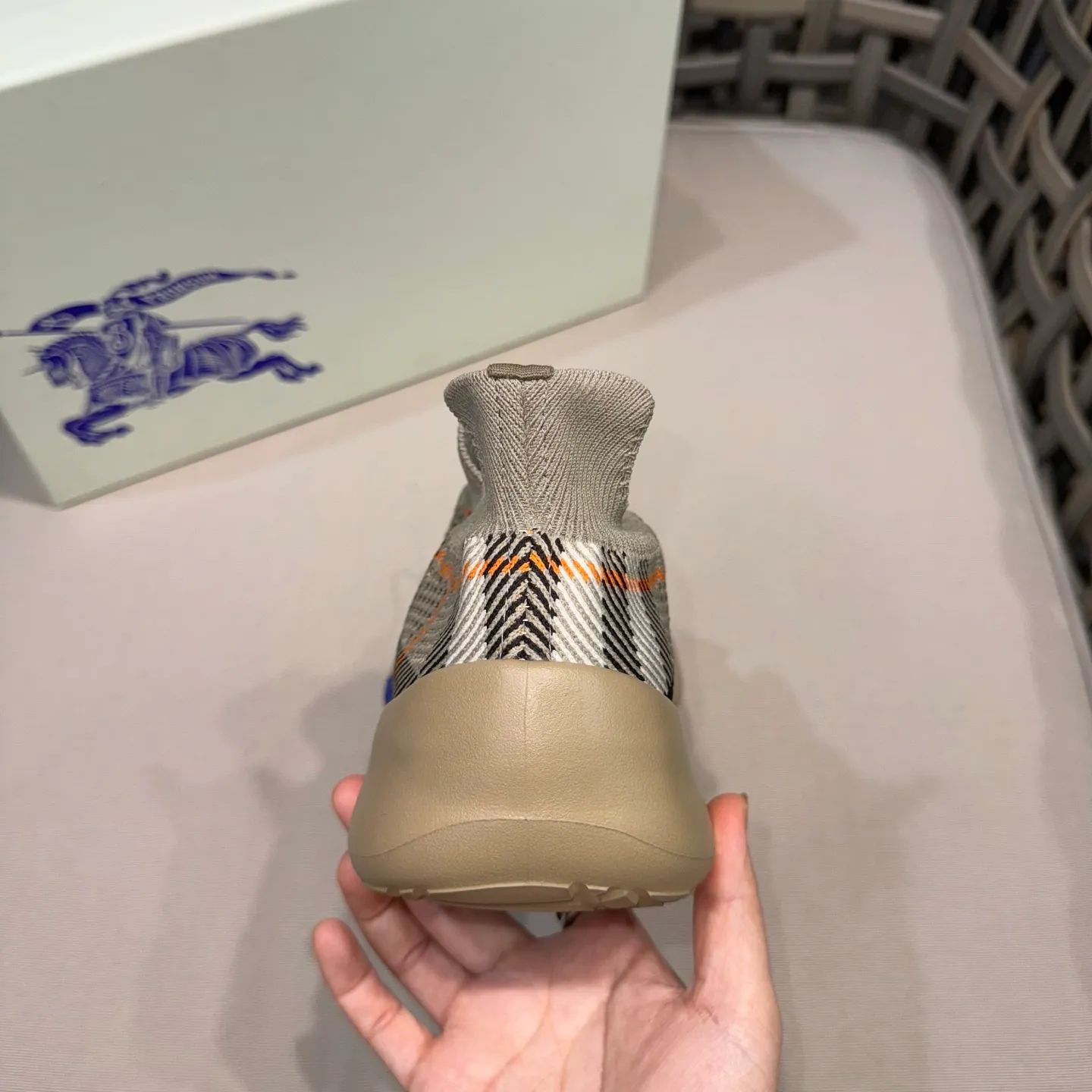Factory price: 480💰BURBERRY/Burberry plaid knitted Ne men's shoes💰tune sneakers｜With breathable sock-style upper｜Embellished with knitted Burberry plaid｜Leather lining Incorporated into a plaid lace design｜Equipped with B-shaped shield buckle｜The sole is decorated with a large wrapped equestrian knight logo (EKD)｜Round toe #drawstring closure#The sole is decorated with the equestrian knight logo (EKD)｜At least 50% of the main materials of the boutique are from renewable sources Size: 39-44 (45 custom-made)